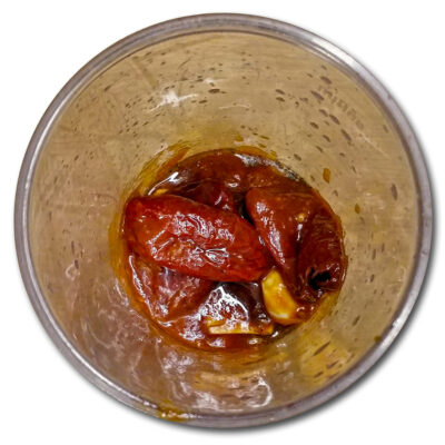 Lägg alla ingredienser för marinaden i en blender eller behållare för stavmixer