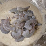 Lägg räkorna i frityrsmeten och blanda