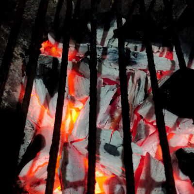 Grillkolen färdig för att grilla med