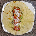 Strö över lite hackad rå lök