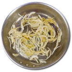 Stek löken tills den mjuknat och precis börjar få lite färg