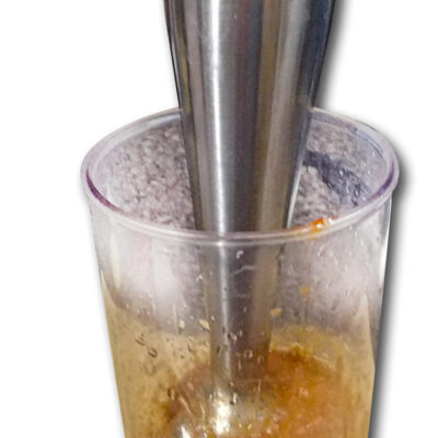 Kör samtliga ingredienser i en blender eller med stavmixer till en slät puré