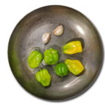 Rosta habanero och vitlök i en torr het stekpanna