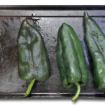 Lägg poblanon i en het stekpanna