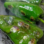 Rosta poblano-chilin på hög temperatur och vänd dem ofta