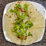 Toppas lutligen med strimlad sallad