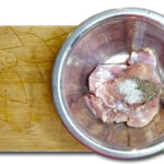 Salta och peppra kycklingen