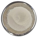 Sikta ned mjölet i en bunke