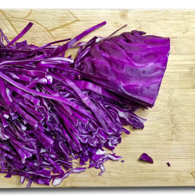 Skär upp vit- eller rådkål