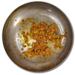 Bryt upp chorizon i små bitar i stekpannan