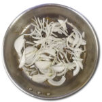 Stek löken i en stekpanna med lite olja