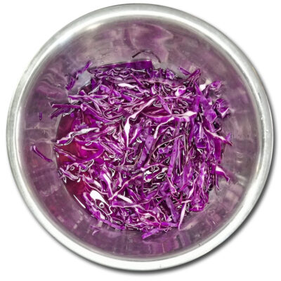 Blanda kålen med vatten, vinäger och salt och rör om väl