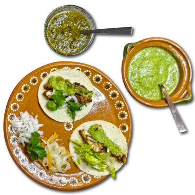 Tacos med grillad kyckling och två olika salsor