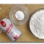 Ingredienser till frityrsmet: Mjöl, salt, peppar, bakpulver, lökpulver och vitlökspulver samt öl