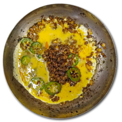 Häll på äggen och låt stelna något