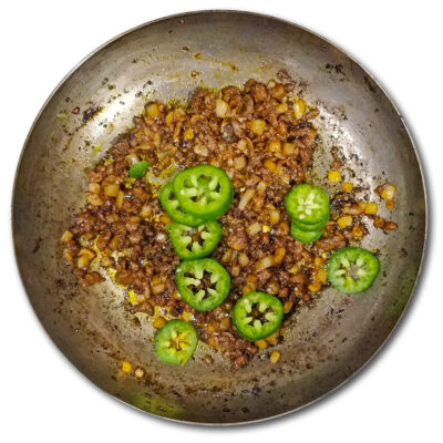 Tillsätt chilin och stek under någon minut tills chilin avger sin underbara doft