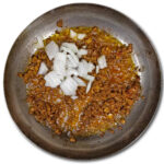 Tillsätt löken och stek under ca åtta minuter