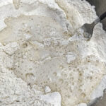 Tillsätt ölen under omrörning