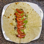 Lägg på skivad tomat