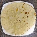 Värm tortillan och lägg på ett fat