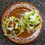 Färdiga sopes med grön och röd salsa