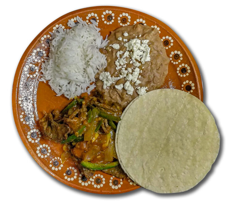 Bistec a la Mexicana serverad med ris, refried beans och majstortillas
