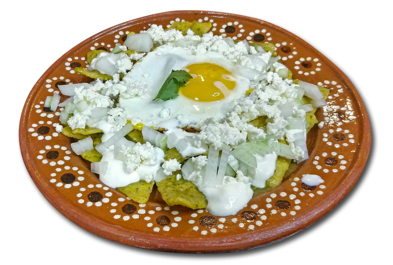 Chilaquiles Verdes — Majschips i grön salsa, vegetariskt, med ägg eller kyckling