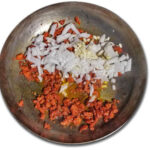 Tillsätt lök och vitlök när chorizon börjar bli färdig 