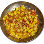 Tillsätt kokta potatiskuber när löken börjar bli gyllene