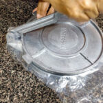 Pressa ihop tortillapressen försiktigt tills du har en tjock tortilla