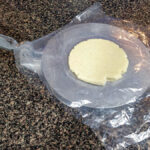 Vänd den tjocka tortillan åt olika håll och pressa lätt mellan varven