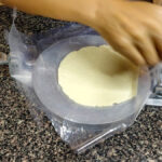 Vänd och pressa i omgångar tills du har en jämntjock 2-3 mm tjock tortilla