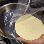 Dra försiktigt av plasten från tortillan