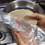 Lyft försiktigt ut trortillan ur plasten