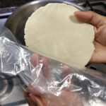 Lyft försiktigt ut trortillan ur plasten