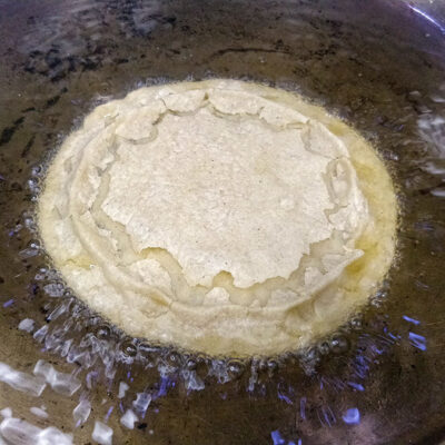 Lägg dina sopes, en efter en tills stekpannan är full, i den heta oljan eller istret.