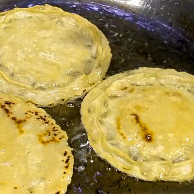 Vänd sopen en sista gång och stek/fritera ytterligare tio sekunder eller tills dess att du fått önskad krispighet.