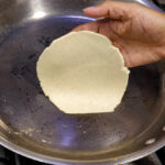 Lägg tortillan i en torr och het stekpanna