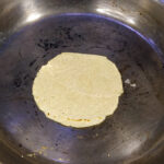 Vänd tortillan när den torkat och precis börjat få färg