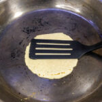 Pressa på tortillan lite lätt med en stekspade, vänd och gör det samma på andra sidan efter ca 20 sekunder