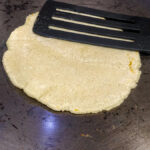 När tortillan gräddas på första sidan igen, dvs tredje gånge, tryck lite mer med stekspaden och se hur tortillan puffar upp lite.  