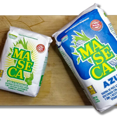 Nixtamaliserat majsmjöl — Masa Harina.