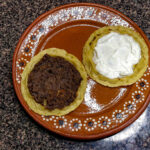 Sopes med refried beans syrad grädde