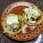 Lägg på grädde, lök, sallad och smulad ost