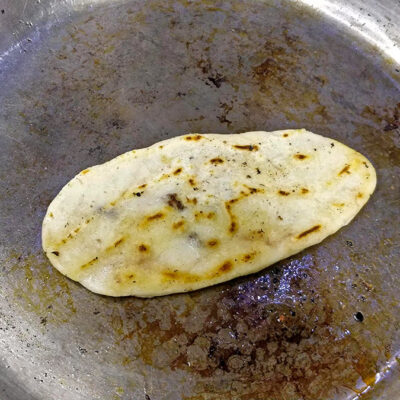 Stek på båda sidor tills de börjar få en vacker färg.