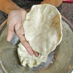 Platta ut bollen tills den blir avlång och ca 18-20 cm lång