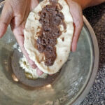 Smeta ut en sked refried beans i mitten