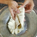 Vik sedan in kanterna mot mitten, en i taget.