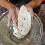 Platta ut skarvarna och forma en avlång tlacoyo