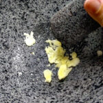 Krossa vitlöken försikigt